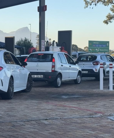 Güney Afrika'da akaryakıt zammı öncesi istasyonlarda uzun kuyruklar oluştu