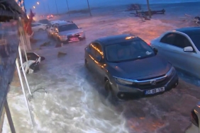Hatay'da denizin taşmasıyla sahil yolu ve işletmeler su altında kaldı