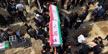 İran'da okul saldırısında hayatını kaybeden 165 can için cenaze töreni düzenlendi