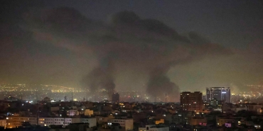 İran'da şiddetli patlamalar meydana geliyor