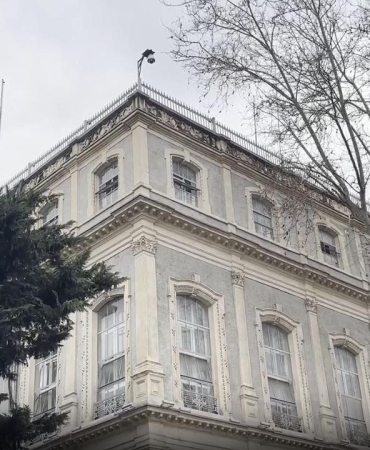 İran'ın İstanbul Başkonsolosluğunda bayraklar yarıya indirildi
