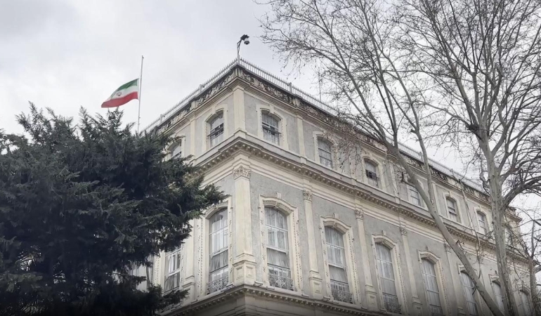 İran'ın İstanbul Başkonsolosluğunda bayraklar yarıya indirildi