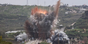 İşgalci İsrail, Lübnan'ın güneyindeki Kasımiye Köprüsü'nü bombaladı