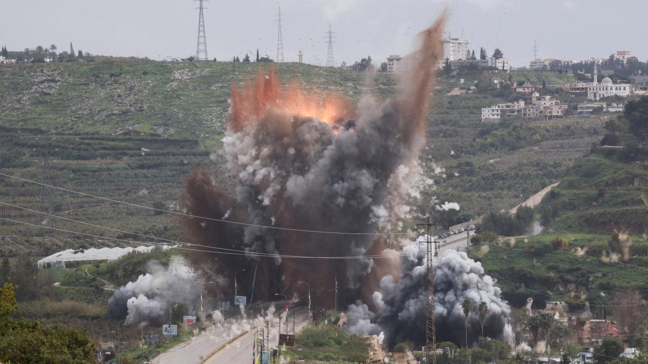 İşgalci İsrail, Lübnan'ın güneyindeki Kasımiye Köprüsü'nü bombaladı