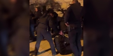 İşgalci İsrail polisi, Kudüs'te teravih kılmak isteyen Filistinlilere saldırdı