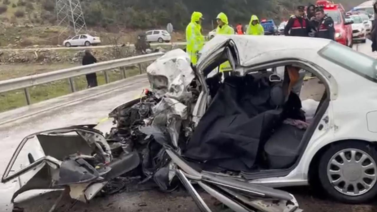 Isparta'da iki otomobil çarpıştı: 2 ölü, 4 yaralı