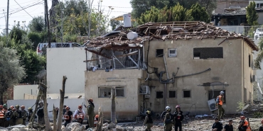 İsrail'in merkezindeki Beyt Şemeş yakınlarına isabet eden İran füzesi nedeniyle 3 kişi yaralandı