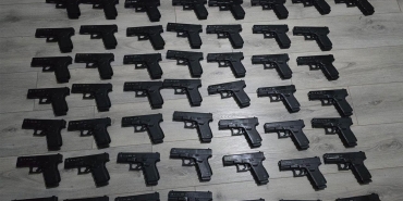 İstanbulda bir eve düzenlenen operasyonda 50 tabanca ele geçirildi