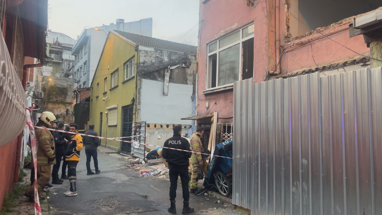 İstanbul'da yangın: 1 bebek hayatını kaybetti, 2 kişi yaralandı