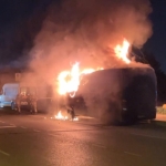 Kağıthane'de park halindeki minibüs yandı