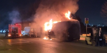 Kağıthane'de park halindeki minibüs yandı