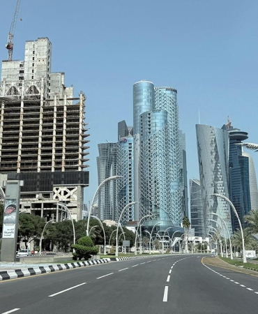 Katar, yarından itibaren kurumlarda mesaiye kısmi dönüşün başlayacağını açıkladı