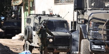 Katil İsrail ordusu işgal altındaki Batı Şeria'da 5 Filistinliyi yaraladı