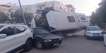 Kaza yapan otel servisi, park halindeki araçların üzerine devrildi