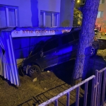 Kontrolden çıkan otomobil evin bahçesine girerek durabildi