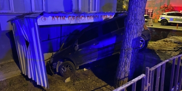 Kontrolden çıkan otomobil evin bahçesine girerek durabildi