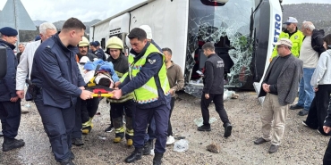 Konya'da devrilen yolcu otobüsündeki 14 kişi yaralandı