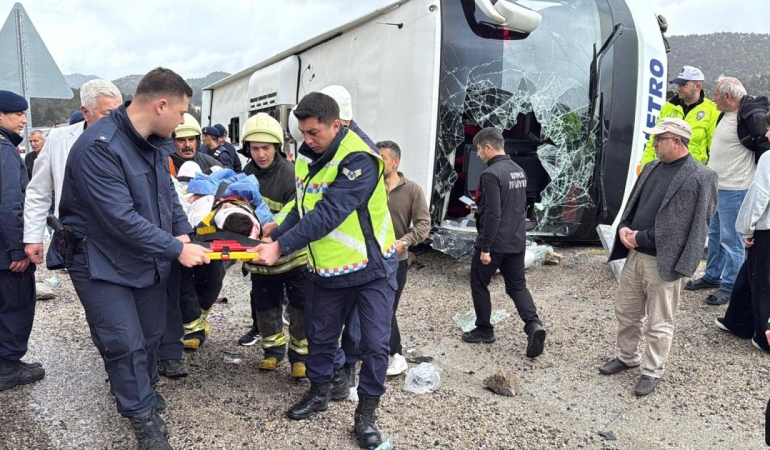 Konya'da devrilen yolcu otobüsündeki 14 kişi yaralandı