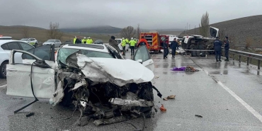 Konya'da otomobil ile hafif ticari aracın çarpıştığı kazada baba ile oğlu öldü