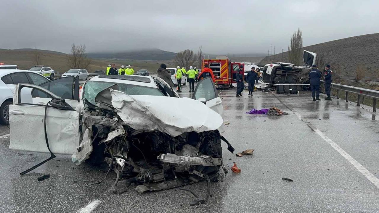 Konya'da otomobil ile hafif ticari aracın çarpıştığı kazada baba ile oğlu öldü