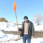 Kurt sürüsünü kürekle kovaladı: Yavru köpeği kurtardı