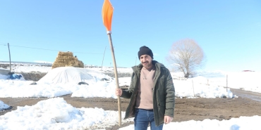 Kurt sürüsünü kürekle kovaladı: Yavru köpeği kurtardı