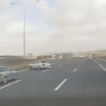 Makas atan sürücü bariyere çarptı: O anlar kamerada