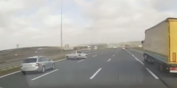 Makas atan sürücü bariyere çarptı: O anlar kamerada