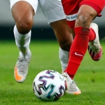 Maskeli taraftar maçta VAR monitörünün fişini çekti