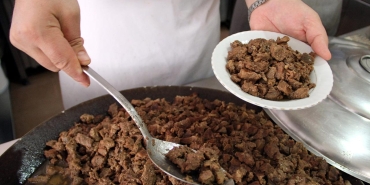 Mersin Büyükşehir Aşevinde tek tırnaklı eti tespit edildi