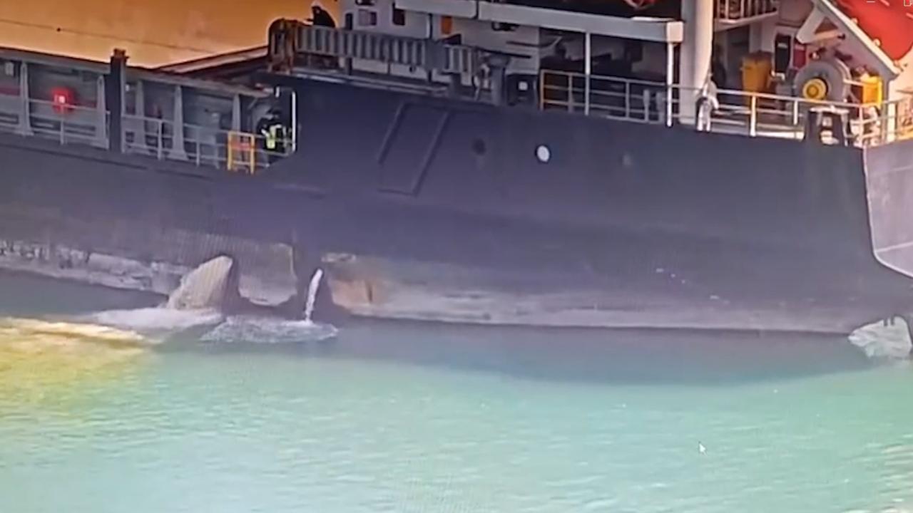 Mersinde denizi kirleten gemiye 13 milyon lira ceza