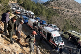 Mersin'de minibüs şarampole yuvarlandı: 2 ölü, 12 yaralı