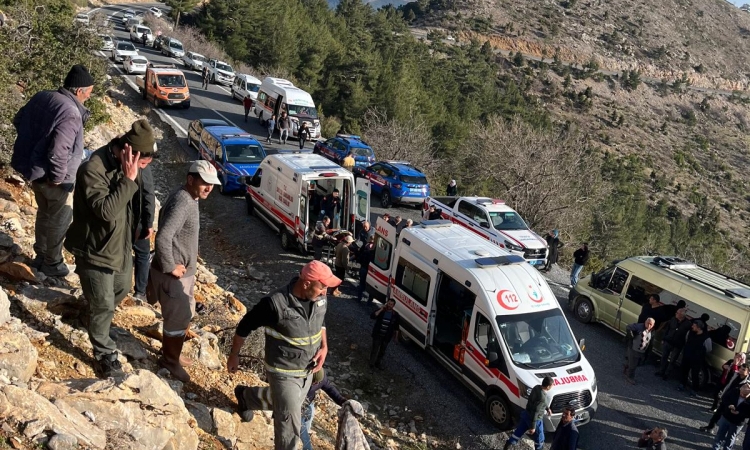 Mersin'de minibüs şarampole yuvarlandı: 3 ölü, 11 yaralı