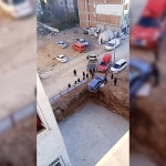 Otomobil, 4 metrelik inşaat temelinin kenarında asılı kaldı