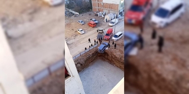 Otomobil, 4 metrelik inşaat temelinin kenarında asılı kaldı