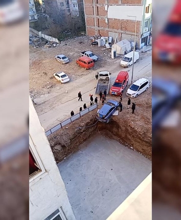 Otomobil, 4 metrelik inşaat temelinin kenarında asılı kaldı