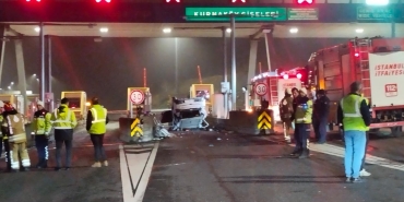 Pendik'te gişelere çarpan otomobil devrildi: 2 yaralı