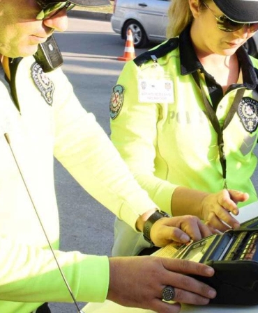 Polisin 'dur' ihtarına uymayan ehliyetsiz sürücüye 381 bin lira ceza