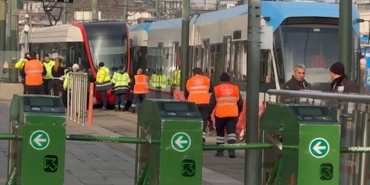Raydan çıkan tramvay karşı yönden gelen tramvaya çarptı