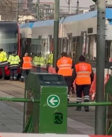 Raydan çıkan tramvay karşı yönden gelen tramvaya çarptı
