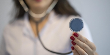 Sağlık çalışanlarının nöbet ücretlerine sınırlama getiren hüküm iptal edildi