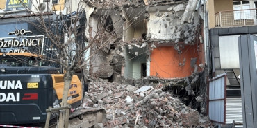 Sivas'ta yıkım sırasında bitişikteki bina hasar gördü