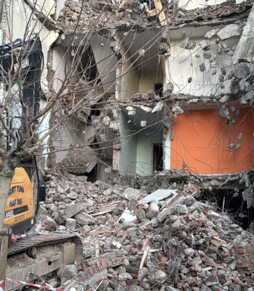 Sivas'ta yıkım sırasında bitişikteki bina hasar gördü