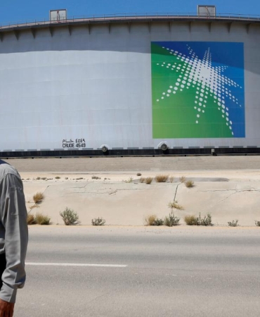 Suudi Arabistan'daki Ras Tanuradaki Suudi Aramco tesislerinde İHA saldırısı sonrası yangın çıktı