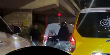 Tartıştığı sürücünün aracına sopayla giden taksici tutuklandı