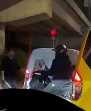 Tartıştığı sürücünün aracına sopayla giden taksici tutuklandı