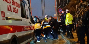 Tırın altına giren araç hurdaya döndü