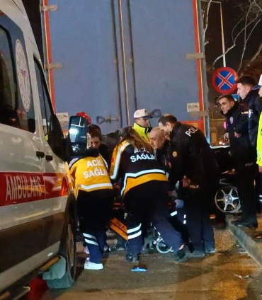 Tırın altına giren araç hurdaya döndü