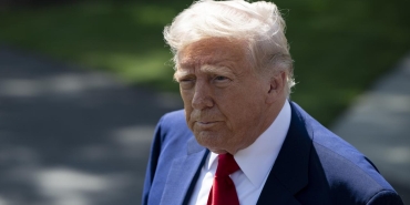 Trump'tan İran mesajı: Ağır darbe alıyorlar