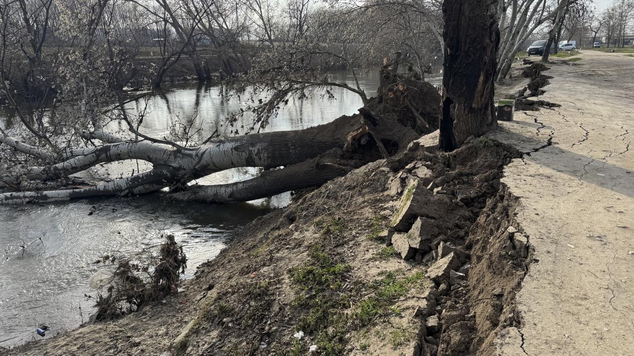 Tunca Nehri kıyısında toprak kayması